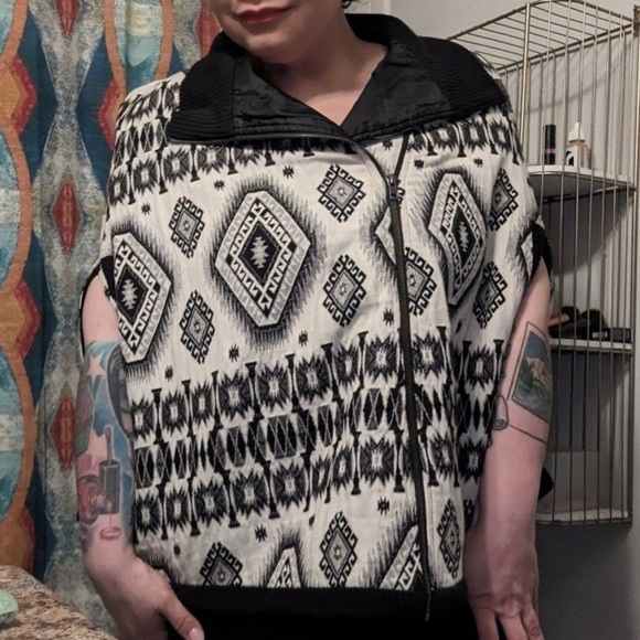 Urban Outfitters Kimchi Blue Poncho Cape Jacket Black Cream Pockets Size Small - Picture 1 of 10